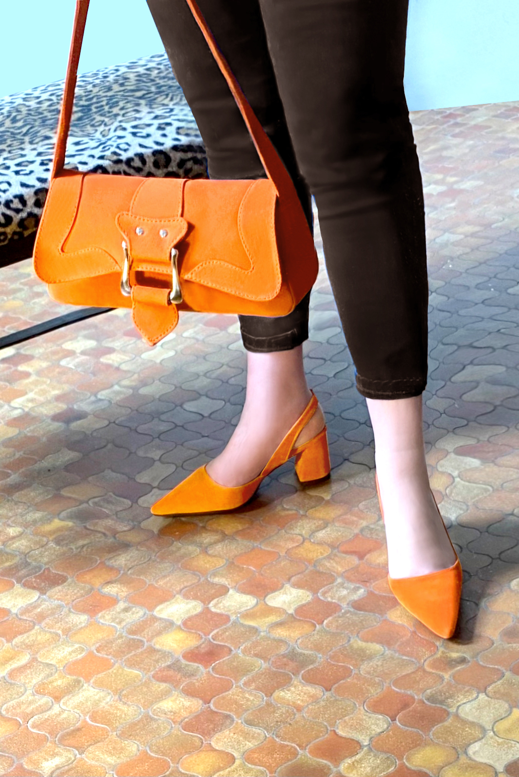 Chaussure femme à brides :  couleur orange abricot. Bout pointu. Talon mi-haut évasé. Vue du dessus - Florence KOOIJMAN