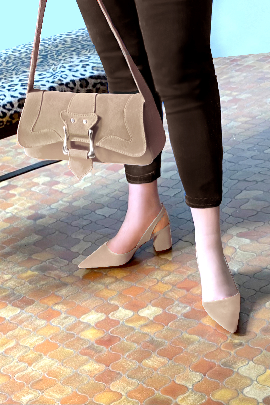 Chaussure femme à brides :  couleur beige sahara. Bout pointu. Talon mi-haut évasé. Vue du dessus - Florence KOOIJMAN