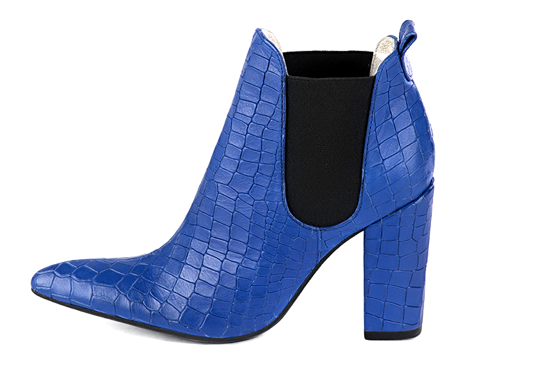 Bottines femme avec des élastiques bleu électrique et noir mat. Bout effilé. Talon bottier de 7.5 cm - Vue de profil