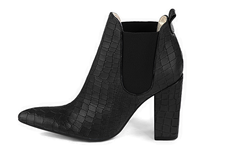 Bottines femme avec des élastiques noir satiné et noir mat. Bout effilé. Talon bottier de 7.5 cm - Vue de profil