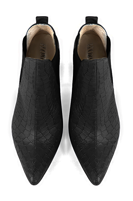 Boots femme : Boots élastiques sur les côtés couleur noir satiné. Bout effilé. Petit talon évasé. Vue du dessus - Florence KOOIJMAN