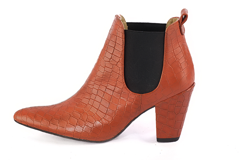 Bottines femme avec des élastiques orange corail et noir mat. Bout effilé. Talon conique de 7.5 cm - Vue de profil