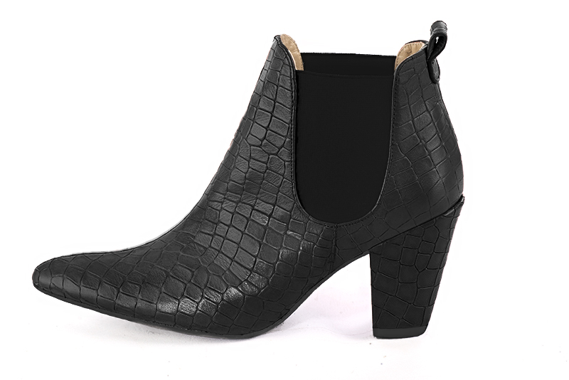 Bottines femme avec des élastiques noir satiné et noir mat. Bout effilé. Talon conique de 7.5 cm - Vue de profil