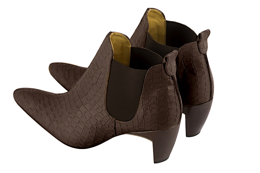 Bottines femme avec des élastiques marron ébène. Bout effilé. Talon virgule de 5.5 cm - Vue arrière