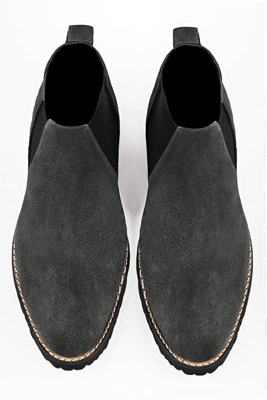 Boots homme : Bottines et boots homme élégantes et raffinées en couleur gris acier et noir mat. Bout rond. Semelle gomme talon plat. Vue du dessus - Florence KOOIJMAN