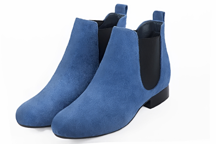Boots homme : Bottines et boots homme élégantes et raffinées en couleur bleu électrique et noir mat. Bout rond. Semelle cuir talon plat Vue avant - Florence KOOIJMAN