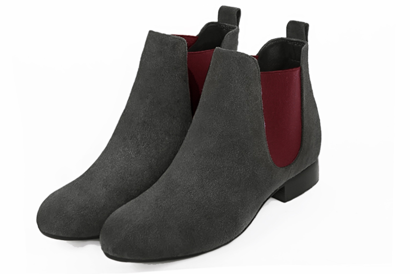 Boots homme : Bottines et boots homme élégantes et raffinées en couleur gris acier et rouge carmin. Bout rond. Semelle cuir talon plat Vue avant - Florence KOOIJMAN