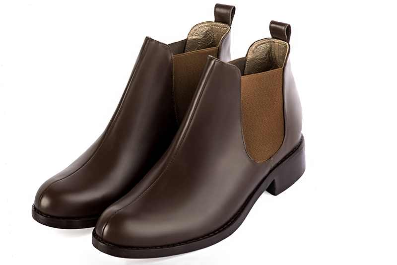 Boots homme : Bottines et boots homme élégantes et raffinées en couleur marron ébène. Bout rond. Semelle cuir talon plat Vue avant - Florence KOOIJMAN
