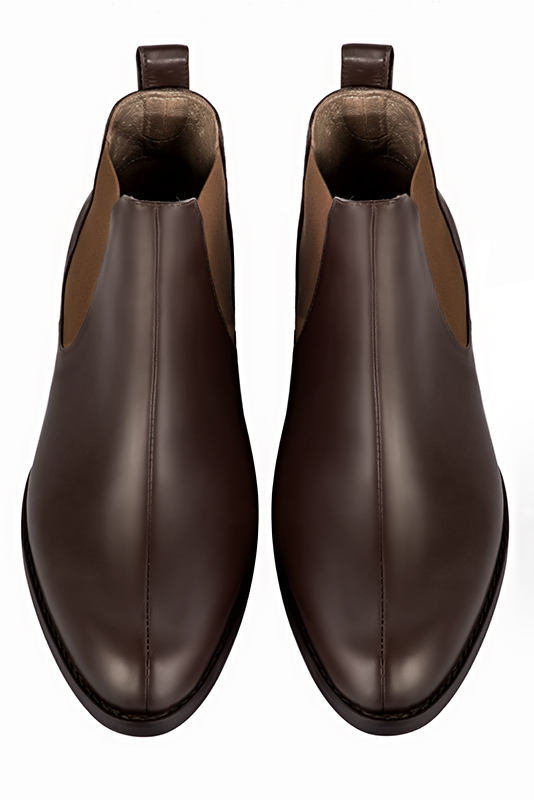 Boots homme : Bottines et boots homme élégantes et raffinées en couleur marron ébène. Bout rond. Semelle cuir talon plat. Vue du dessus - Florence KOOIJMAN