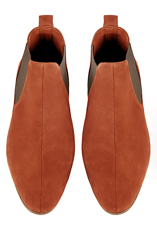 Boots homme : Bottines et boots homme élégantes et raffinées en couleur orange corail et marron taupe. Bout rond. Semelle cuir talon plat. Vue du dessus - Florence KOOIJMAN