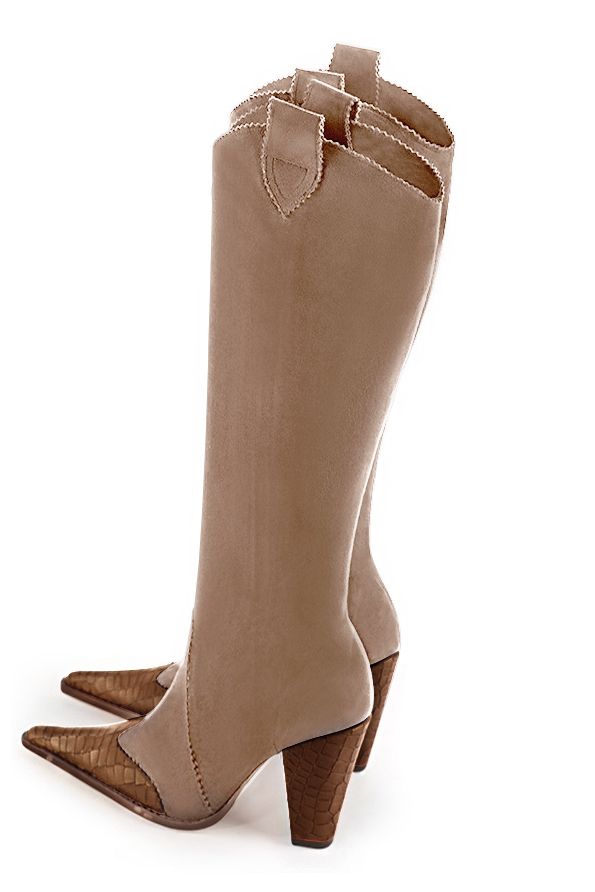 Botte femme : Santiags femme sur mesures couleur marron caramel et beige biscuit. Bout pointu. Talon très haut conique. Vue du dessus - Florence KOOIJMAN