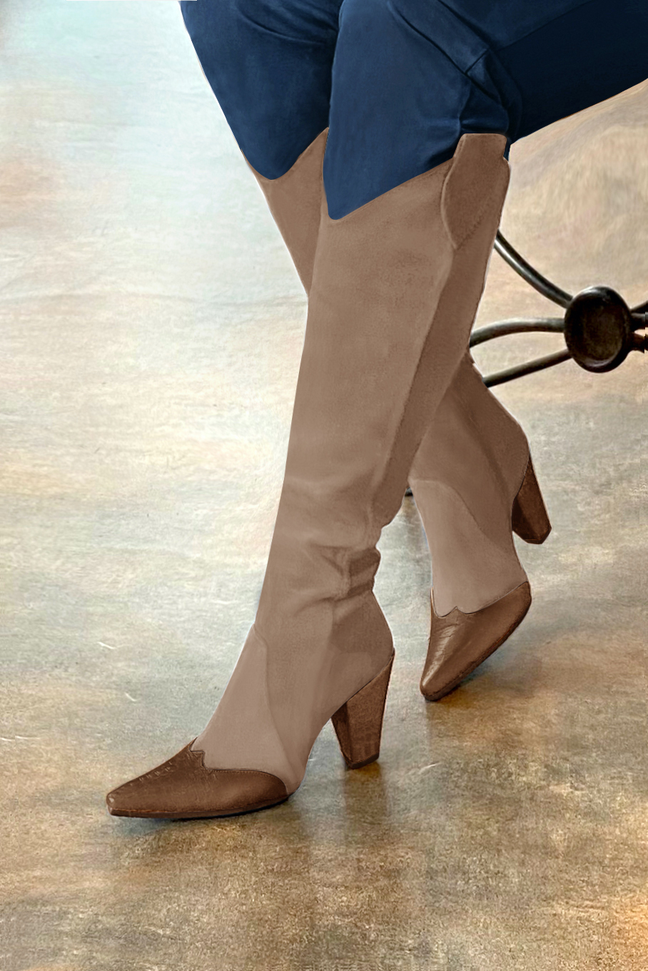 Botte femme : Santiags femme sur mesures couleur marron caramel et beige biscuit. Bout pointu. Talon très haut conique. Vue porté - Florence KOOIJMAN