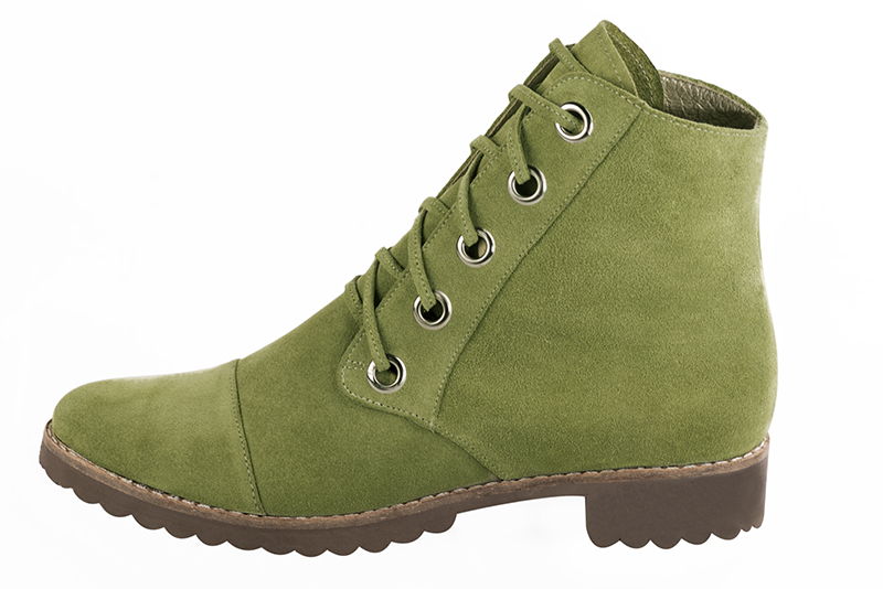 Bottines élégantes et raffinées avec des lacets à l'avant, coloris vert pistache. Bout rond. Semelle gomme plat. Personnalisation : Choix des cuirs, des couleurs et des talons. Cou-de-pied sur mesure. - Florence KOOIJMAN