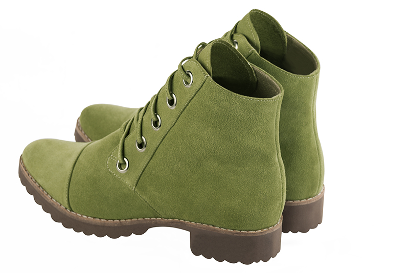 Bottines élégantes et raffinées avec des lacets à l'avant, coloris vert pistache. Bout rond. Semelle gomme plat. Personnalisation : Choix des cuirs, des couleurs et des talons. Cou-de-pied sur mesure. - Florence KOOIJMAN