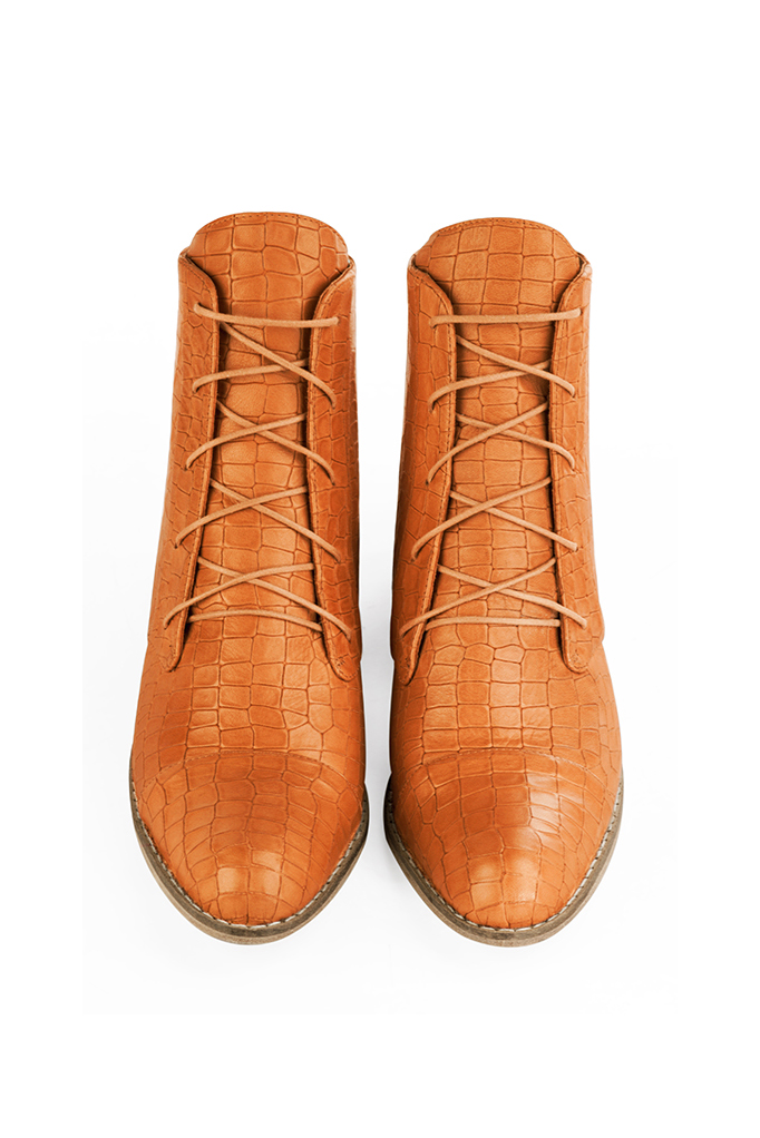 Boots femme : Bottines lacets à l'avant couleur orange abricot. Bout rond. Semelle cuir petit talon. Vue du dessus - Florence KOOIJMAN