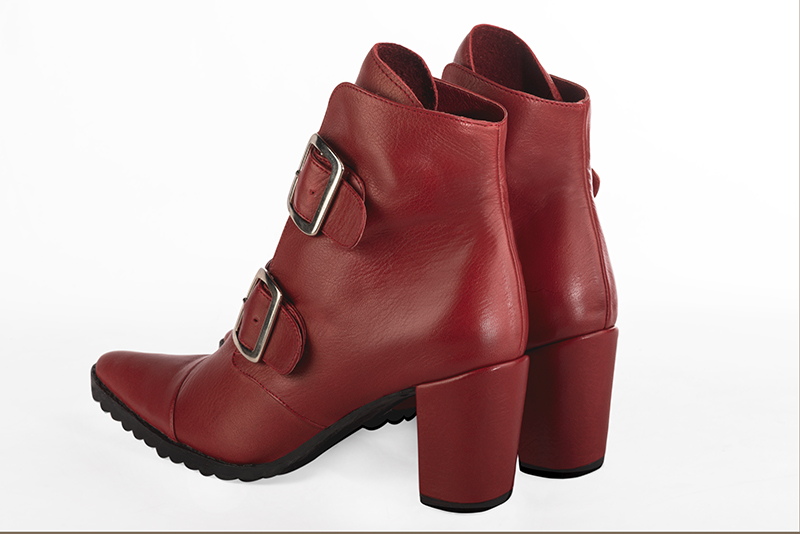 Bottines élégantes et raffinées avec des boucles à l'avant, coloris rouge coquelicot. Bout effilé. Mi-haut à haut. Talon bottier. Personnalisation : Choix des cuirs, des couleurs et des talons. Cou-de-pied sur mesure. - Florence KOOIJMAN