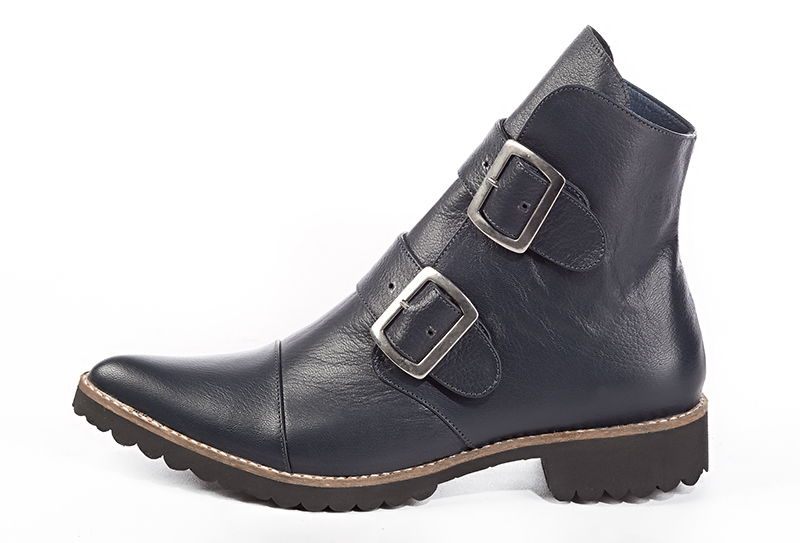 Bottines élégantes et raffinées avec des boucles à l'avant, coloris bleu marine. Bout effilé. Semelle gomme plat. Personnalisation : Choix des cuirs, des couleurs et des talons. Cou-de-pied sur mesure. - Florence KOOIJMAN