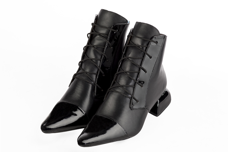 Boots femme : Bottines lacets à l'avant couleur noir brillant. Bout effilé. Petit talon évasé Vue avant - Florence KOOIJMAN