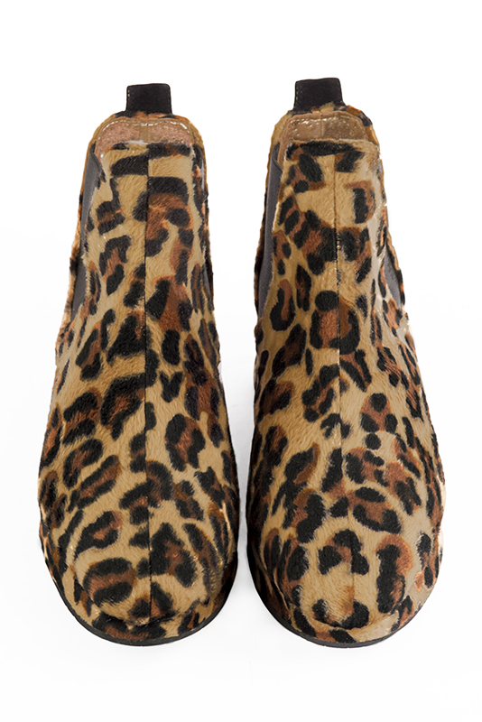 Bottines élégantes et raffinées avec des élastiques sur les côtés, coloris noir. Bout carré. Semelle compensée mi-haut. Personnalisation : Choix des cuirs, des couleurs et des talons. Cou-de-pied sur mesure. - Florence KOOIJMAN