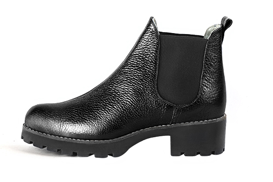 Boots femme : Boots élastiques sur les côtés couleur noir satiné. Bout rond. Semelle gomme petit talon. Vue de profil - Florence KOOIJMAN