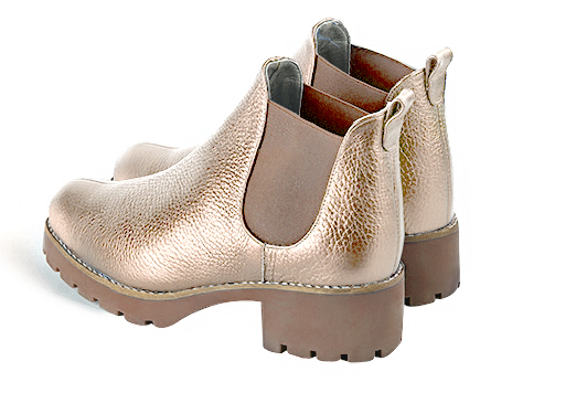 Boots femme : Boots élastiques sur les côtés couleur beige sahara. Bout rond. Semelle gomme petit talon. Vue arrière - Florence KOOIJMAN
