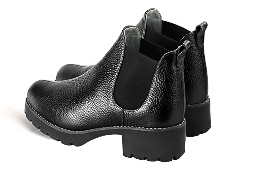 Boots femme : Boots élastiques sur les côtés couleur noir satiné. Bout rond. Semelle gomme petit talon. Vue arrière - Florence KOOIJMAN
