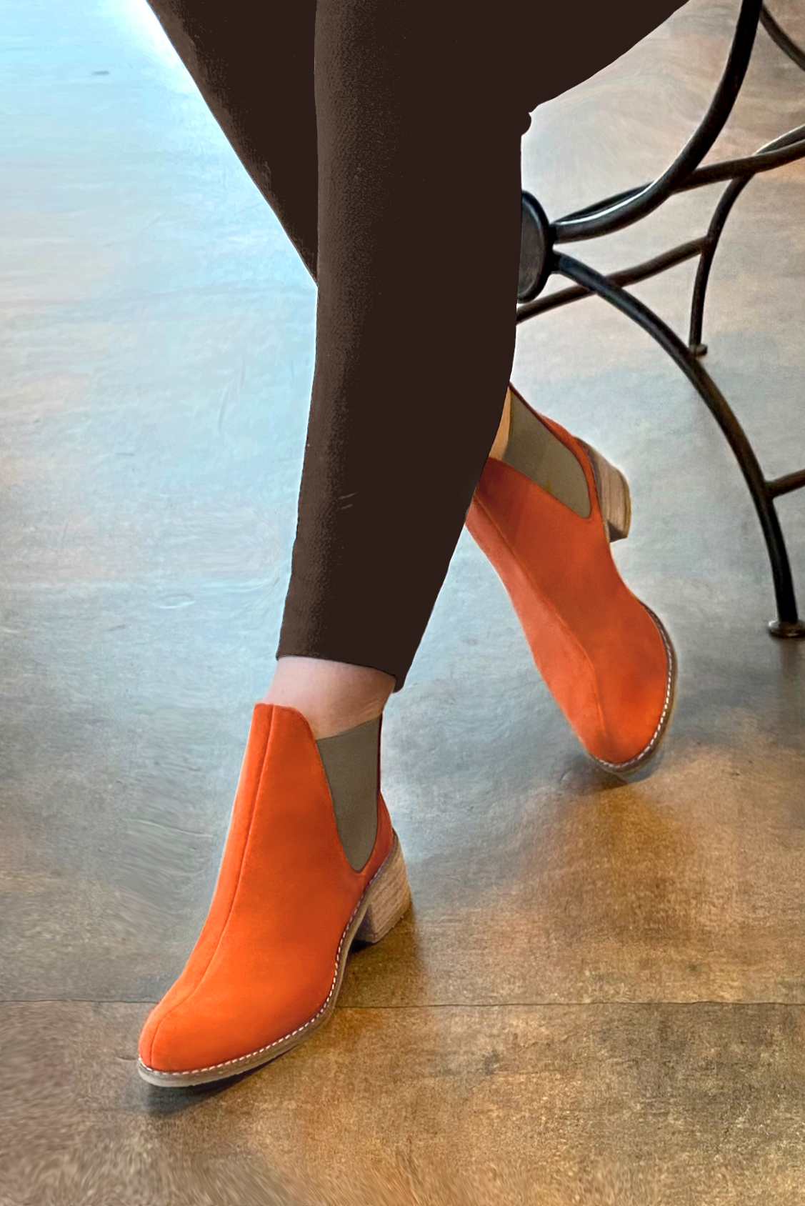 Boots femme : Boots élastiques sur les côtés couleur orange clémentine. Bout rond. Semelle cuir petit talon. Vue porté - Florence KOOIJMAN