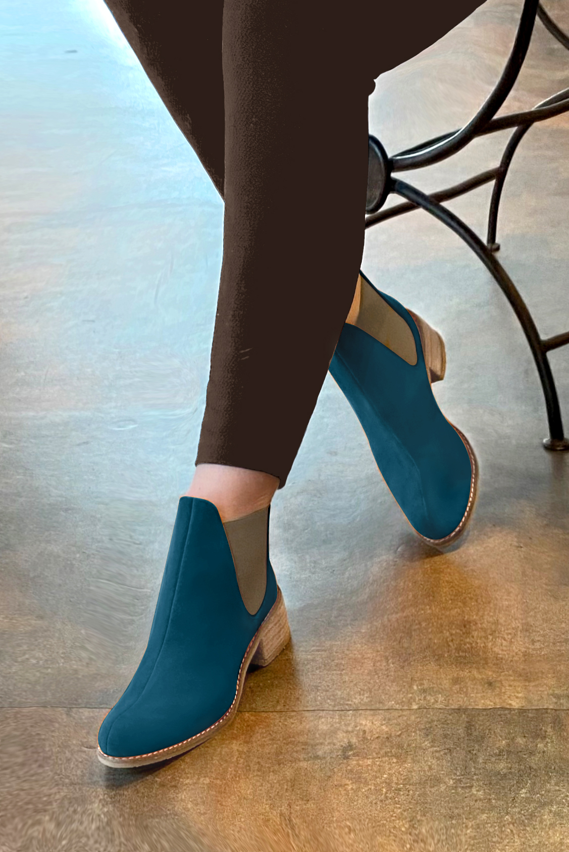 Boots femme : Boots élastiques sur les côtés couleur bleu canard et beige mastic. Bout rond. Semelle cuir petit talon. Vue porté - Florence KOOIJMAN