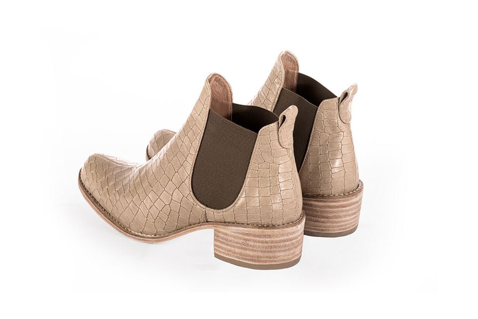 Bottines élégantes et raffinées avec des élastiques sur les côtés, coloris beige sahara et marron taupe. Bout rond. Semelle cuir mi-haut. Personnalisation : Choix des cuirs, des couleurs et des talons. Cou-de-pied sur mesure. - Florence KOOIJMAN