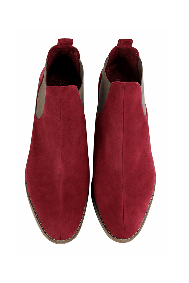 Boots femme : Boots élastiques sur les côtés couleur rouge bordeaux et marron taupe. Bout rond. Semelle cuir petit talon. Vue du dessus - Florence KOOIJMAN