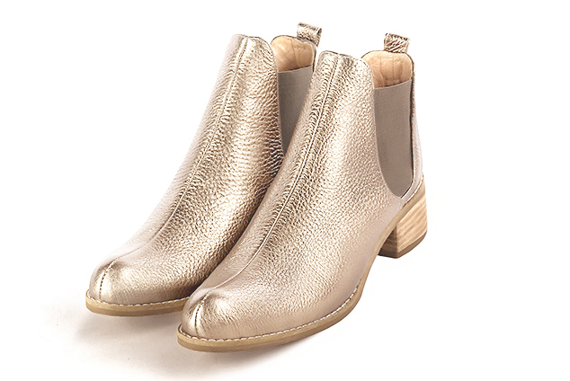 Boots femme : Boots élastiques sur les côtés couleur beige sahara. Bout rond. Semelle cuir petit talon Vue avant - Florence KOOIJMAN