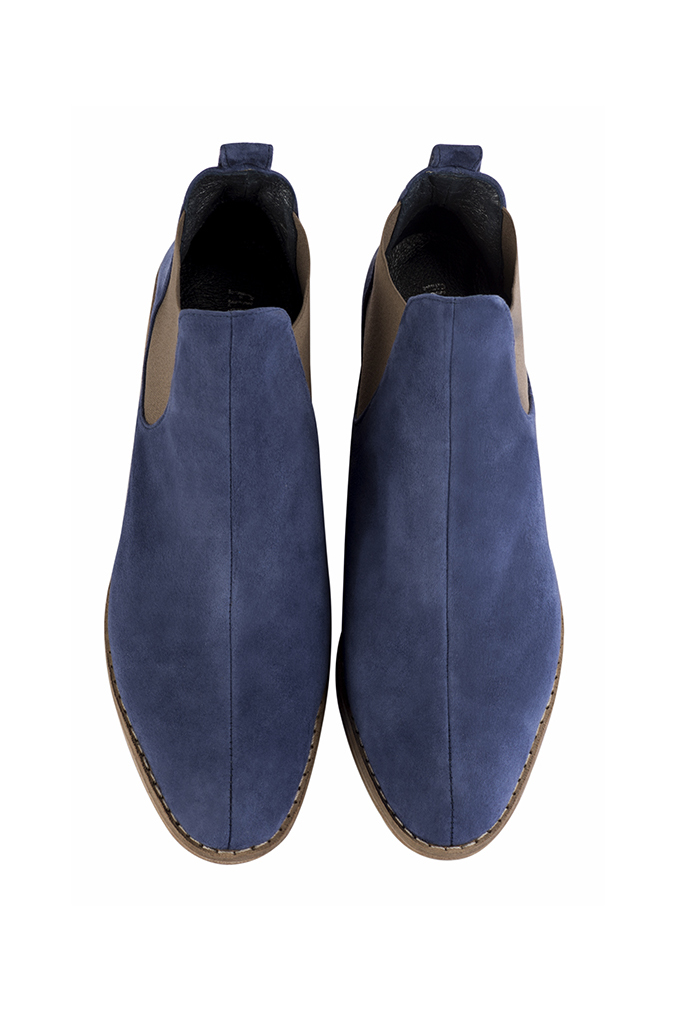 Boots femme : Boots élastiques sur les côtés couleur bleu indigo et marron taupe. Bout rond. Semelle cuir petit talon. Vue du dessus - Florence KOOIJMAN