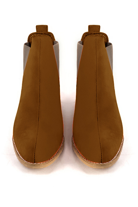 Boots femme : Boots élastiques sur les côtés couleur marron caramel et beige mastic. Bout rond. Semelle cuir petit talon. Vue du dessus - Florence KOOIJMAN