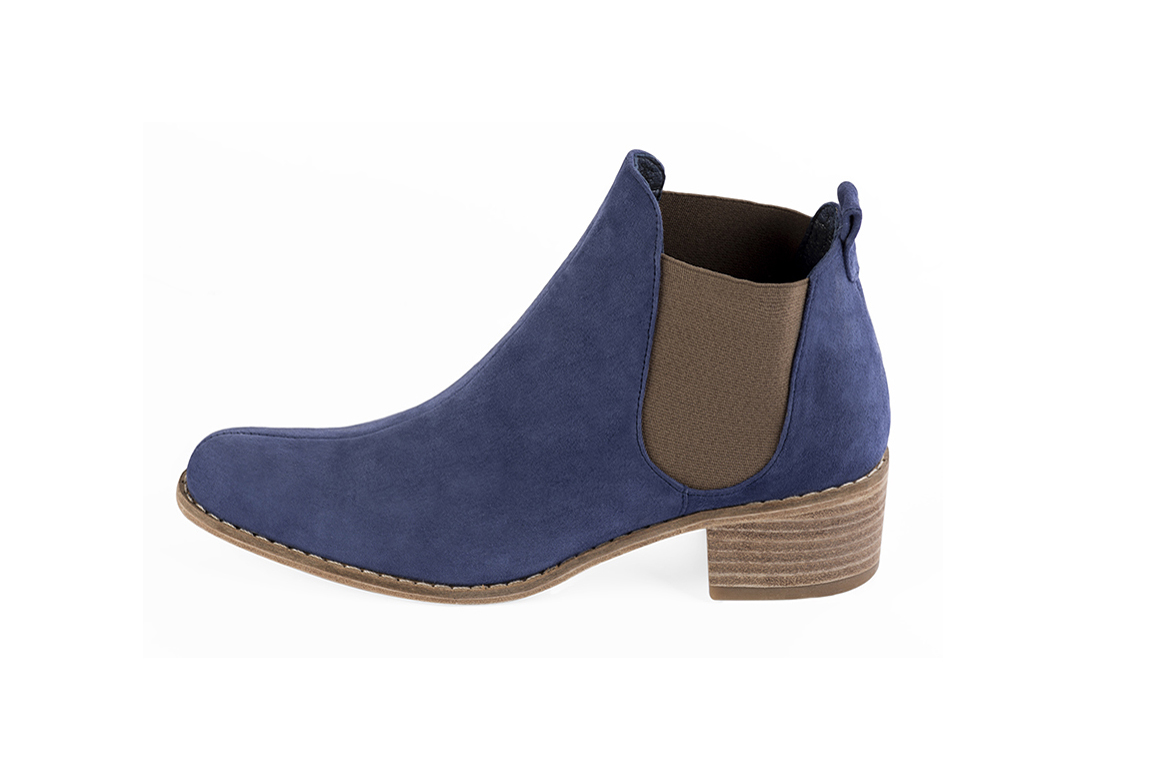Boots femme : Boots élastiques sur les côtés couleur bleu indigo et marron taupe. Bout rond. Semelle cuir petit talon. Vue de profil - Florence KOOIJMAN