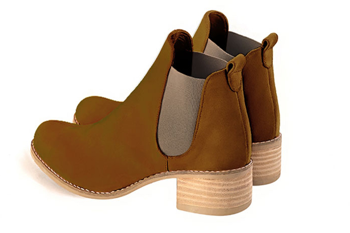Boots femme : Boots élastiques sur les côtés couleur marron caramel et beige mastic. Bout rond. Semelle cuir petit talon. Vue arrière - Florence KOOIJMAN