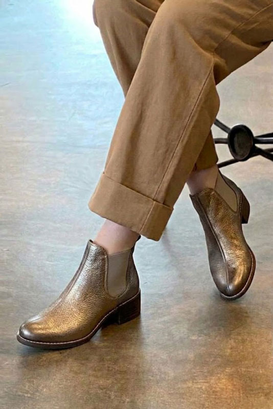 Bottines unies avec des élastiques pour femme en cuir mordoré et bronze avec bout rond et semelle en cuir de 4.5 cm - Vue porté