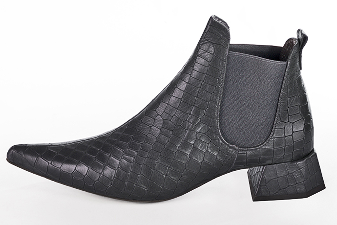 Bottines élégantes et raffinées avec des élastiques sur les côtés, coloris gris acier. Bout pointu. Mi-haut. Talon évasé. Personnalisation : Choix des cuirs, des couleurs et des talons. Cou-de-pied sur mesure. - Florence KOOIJMAN