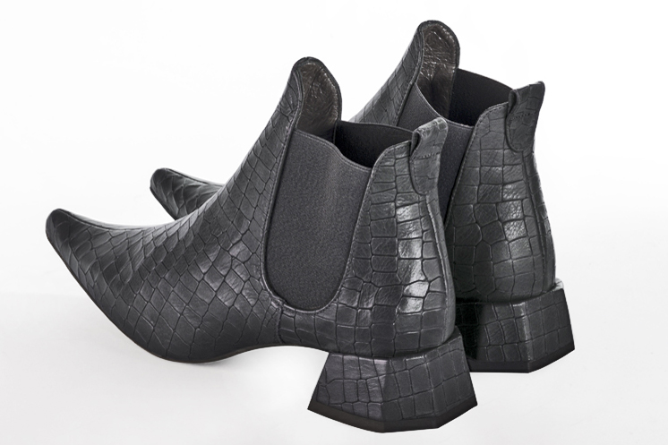 Bottines élégantes et raffinées avec des élastiques sur les côtés, coloris gris acier. Bout pointu. Mi-haut. Talon évasé. Personnalisation : Choix des cuirs, des couleurs et des talons. Cou-de-pied sur mesure. - Florence KOOIJMAN