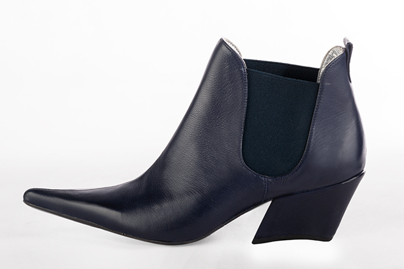 Bottines élégantes et raffinées avec des élastiques sur les côtés, coloris bleu marine. Bout pointu. Mi-haut à haut. Talon bottier. Personnalisation : Choix des cuirs, des couleurs et des talons. Cou-de-pied sur mesure. - Florence KOOIJMAN