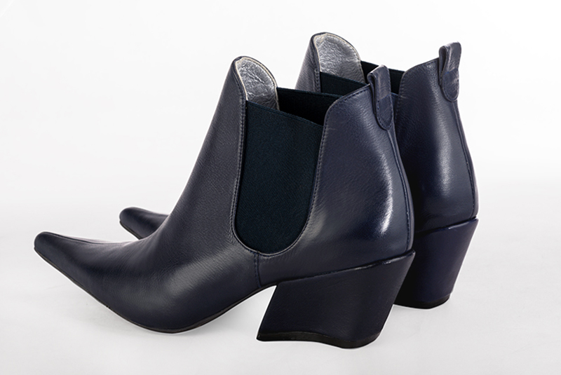 Bottines élégantes et raffinées avec des élastiques sur les côtés, coloris bleu marine. Bout pointu. Mi-haut à haut. Talon bottier. Personnalisation : Choix des cuirs, des couleurs et des talons. Cou-de-pied sur mesure. - Florence KOOIJMAN