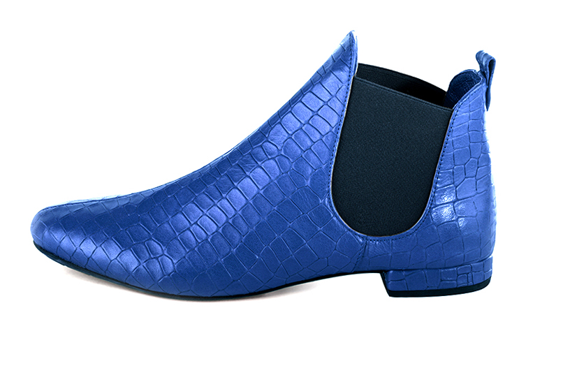 Bottines élégantes et raffinées avec des élastiques sur les côtés, coloris bleu électrique et noir mat. Bout rond. Plat. Talon bottier. Personnalisation : Choix des cuirs, des couleurs et des talons. Cou-de-pied sur mesure. - Florence KOOIJMAN
