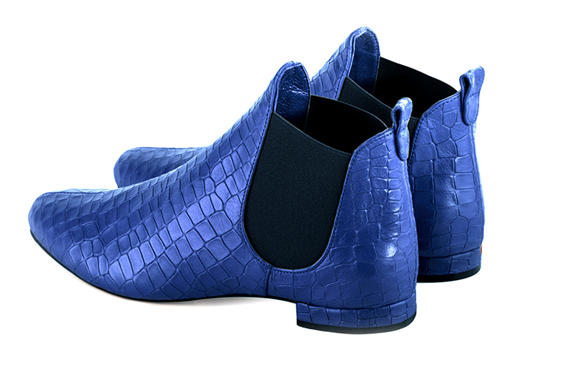 Bottines élégantes et raffinées avec des élastiques sur les côtés, coloris bleu électrique et noir mat. Bout rond. Plat. Talon bottier. Personnalisation : Choix des cuirs, des couleurs et des talons. Cou-de-pied sur mesure. - Florence KOOIJMAN