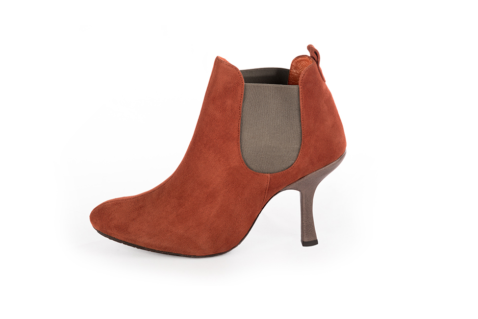 Bottines femme avec des élastiques orange corail et marron taupe. Bout rond. Talon bobine de 8.5 cm - Vue de profil