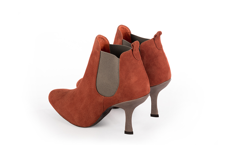 Bottines élégantes et raffinées avec des élastiques sur les côtés, coloris orange corail et marron taupe. Bout rond. Haut. Talon bobine. Personnalisation : Choix des cuirs, des couleurs et des talons. Cou-de-pied sur mesure. - Florence KOOIJMAN