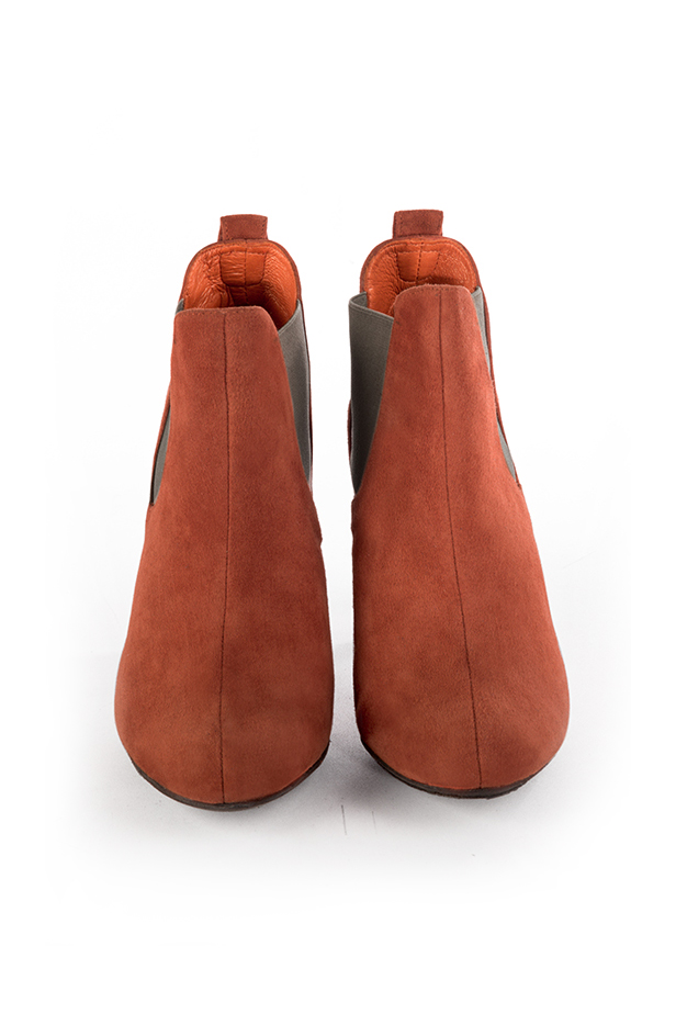 Bottines élégantes et raffinées avec des élastiques sur les côtés, coloris orange corail et marron taupe. Bout rond. Haut. Talon bobine. Personnalisation : Choix des cuirs, des couleurs et des talons. Cou-de-pied sur mesure. - Florence KOOIJMAN
