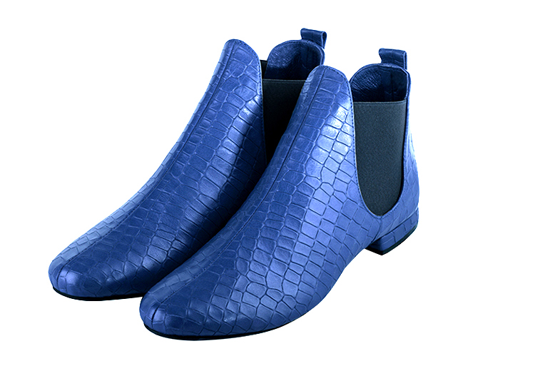 Bottines élégantes et raffinées avec des élastiques sur les côtés, coloris bleu électrique et noir mat. Bout rond. Plat. Talon bottier. Personnalisation : Choix des cuirs, des couleurs et des talons. Cou-de-pied sur mesure. - Florence KOOIJMAN