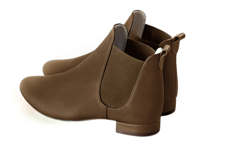 Boots femme : Boots élastiques sur les côtés couleur marron caramel. Bout rond. Talon plat bottier. Vue arrière - Florence KOOIJMAN