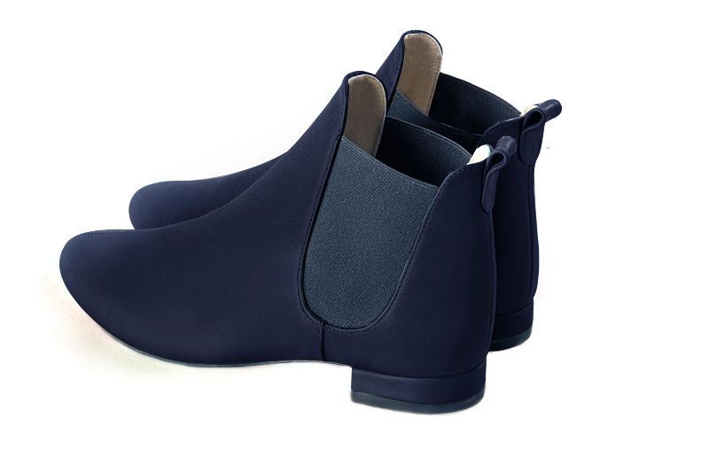 Boots femme : Boots élastiques sur les côtés couleur bleu marine. Bout rond. Talon plat bottier. Vue arrière - Florence KOOIJMAN