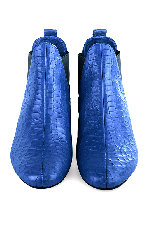 Bottines élégantes et raffinées avec des élastiques sur les côtés, coloris bleu électrique et noir mat. Bout rond. Plat. Talon bottier. Personnalisation : Choix des cuirs, des couleurs et des talons. Cou-de-pied sur mesure. - Florence KOOIJMAN