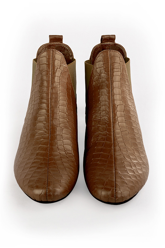 Boots femme : Boots élastiques sur les côtés couleur marron caramel. Bout rond. Talon plat bottier. Vue du dessus - Florence KOOIJMAN